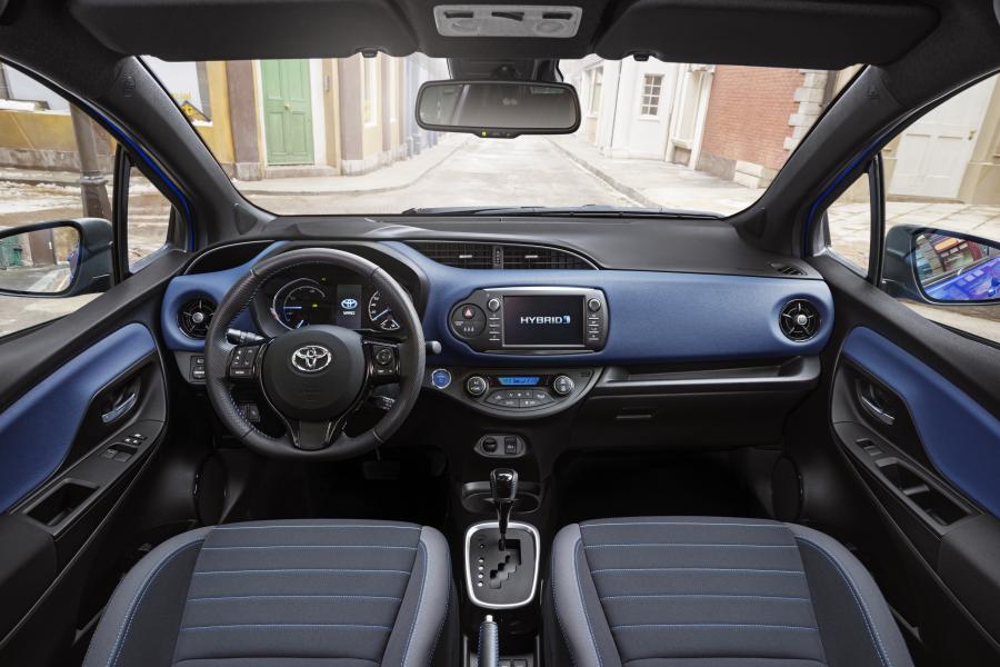 Торпедо Toyota Yaris Hybrid Bi-Tone 2017 года  (фото 14 из 42)
